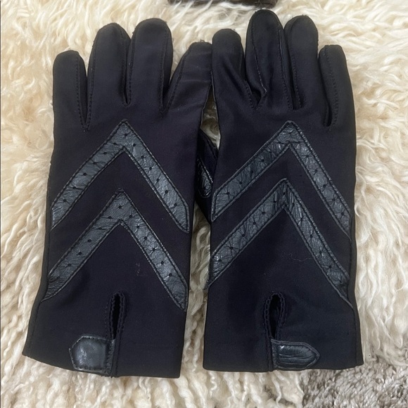 Isotoner Women's Spandex Shortie Glove with Chevron Detail - Picture 4 of 6